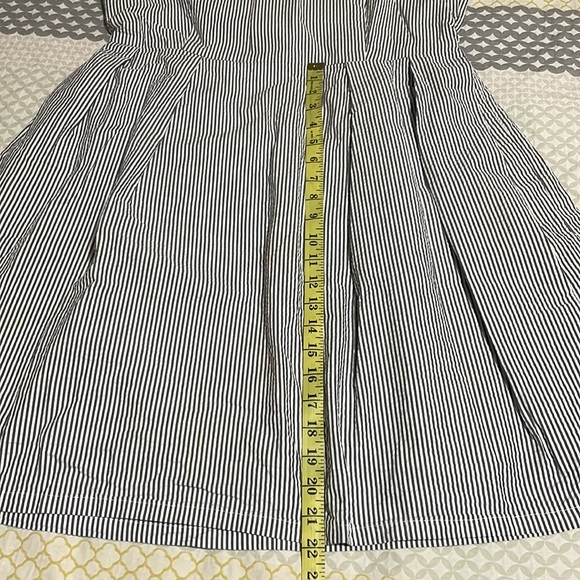 Gap Fit-n-Flare Seersucker Dress w/Pockets - Picture 9 of 9